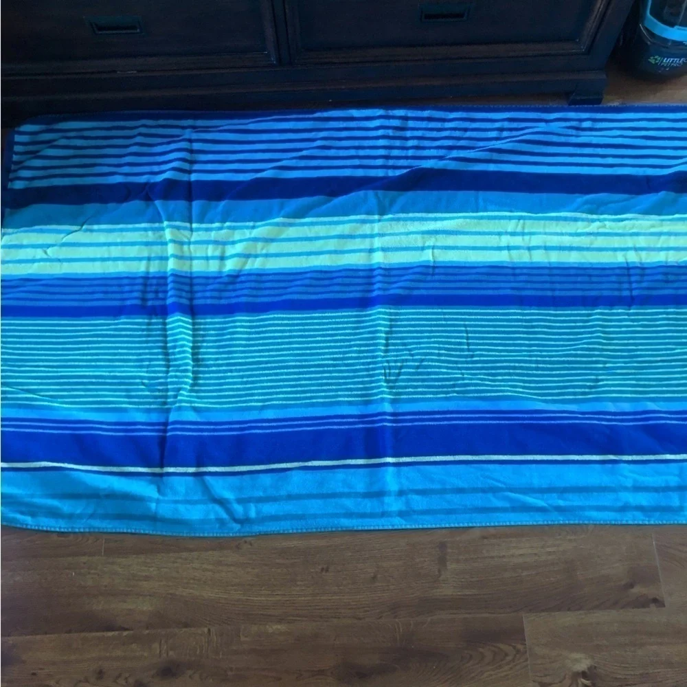 Better Home & Gardens 100% cotton blue striped beach towel
